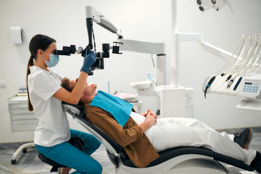 W nowoczesnych gabinetach stomatologicznych wykorzystywany jest najwyższej jakości sprzęt, dzięki któremu leczenie zębów może być prowadzone w sposób bardzo dokładny i precyzyjny