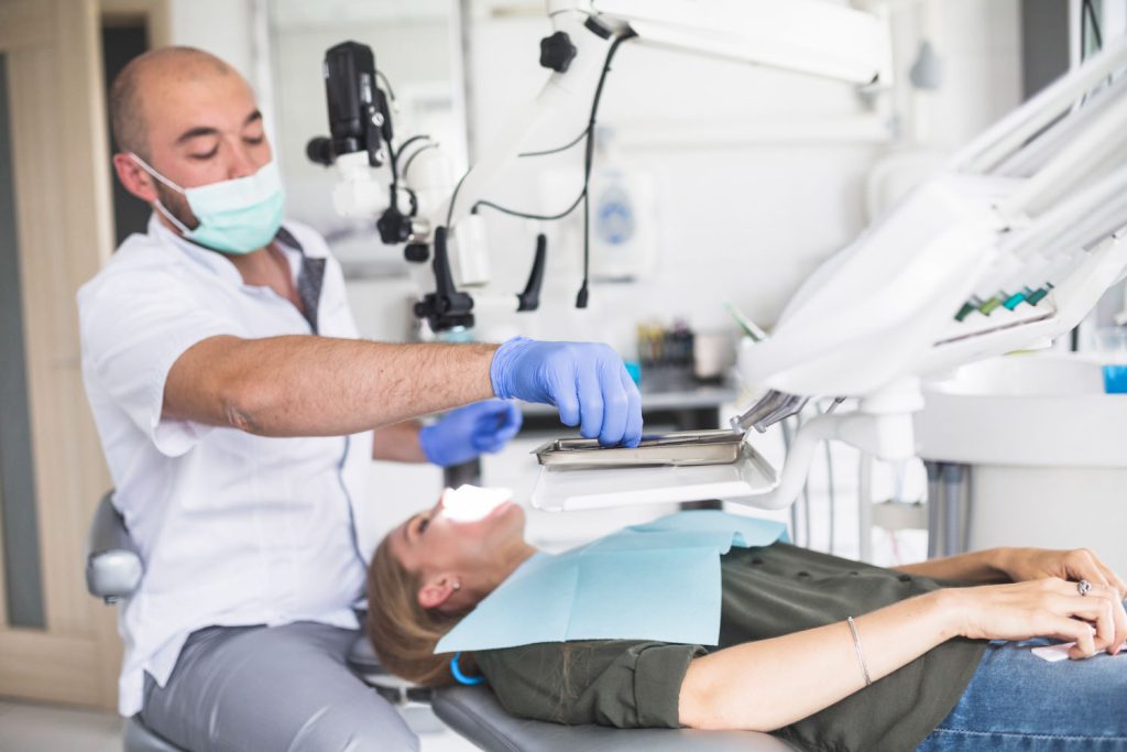Mikroskopowa stomatologia to gwarancja zdrowych i pięknych zębów! Dzięki temu możemy być pewni, że nasze zęby są bezpieczne i zadbane