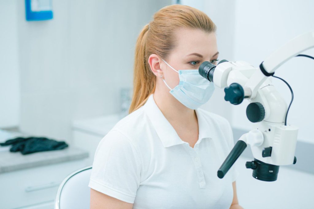 W Poznaniu działa wiele gabinetów stomatologicznych oferujących swoim pacjentom profesjonalne leczenie zębów pod mikroskopem