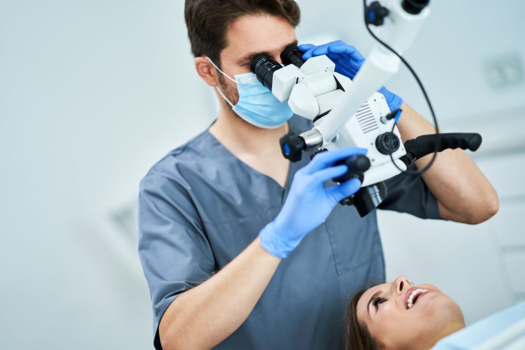 Ostatecznie, bezbolesne leczenie zębów dzięki technologii mikroskopowej to rzeczywistość dla wielu pacjentów