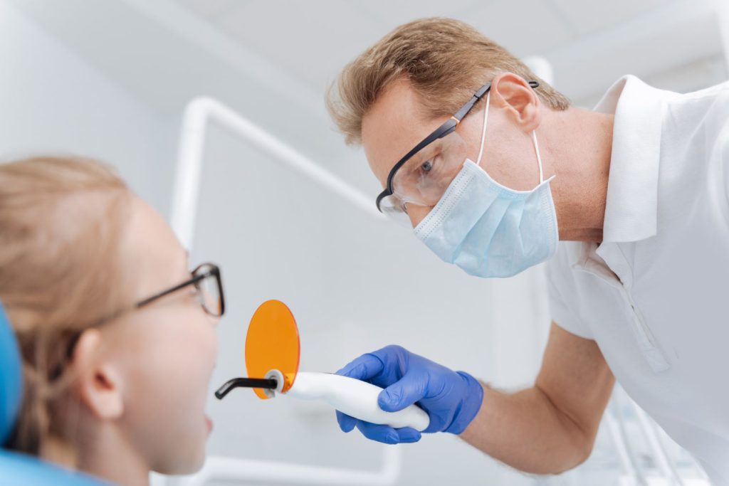 Przed przystąpieniem do zabiegu wybielania zębów warto skonsultować się ze specjalistą
