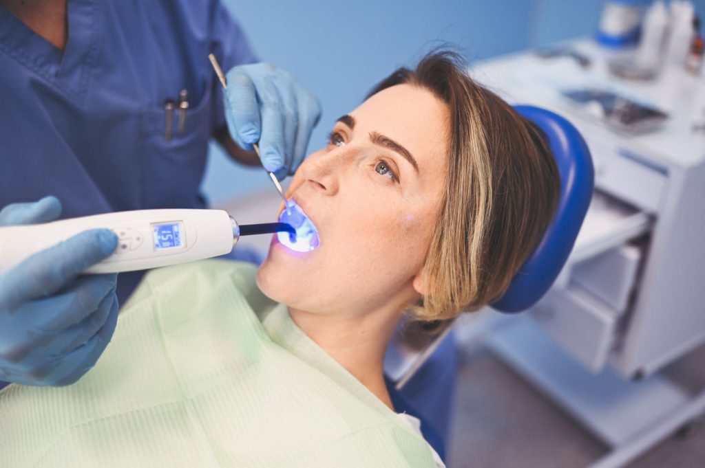 Przy wyborze metody wybielania zębów warto zwrócić uwagę na jej bezpieczeństwo oraz skuteczność
