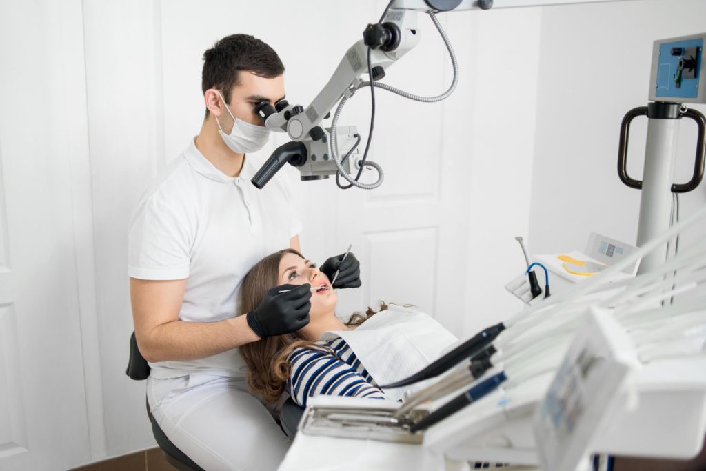 Stomatologia pod mikroskopem to rewolucyjne podejście do leczenia zębów, które zdobywa coraz większą popularność, a leczenie zębów pod mikroskopem Poznań jest jednym z miast, gdzie pacjenci mają dostęp do tej innowacyjnej metody