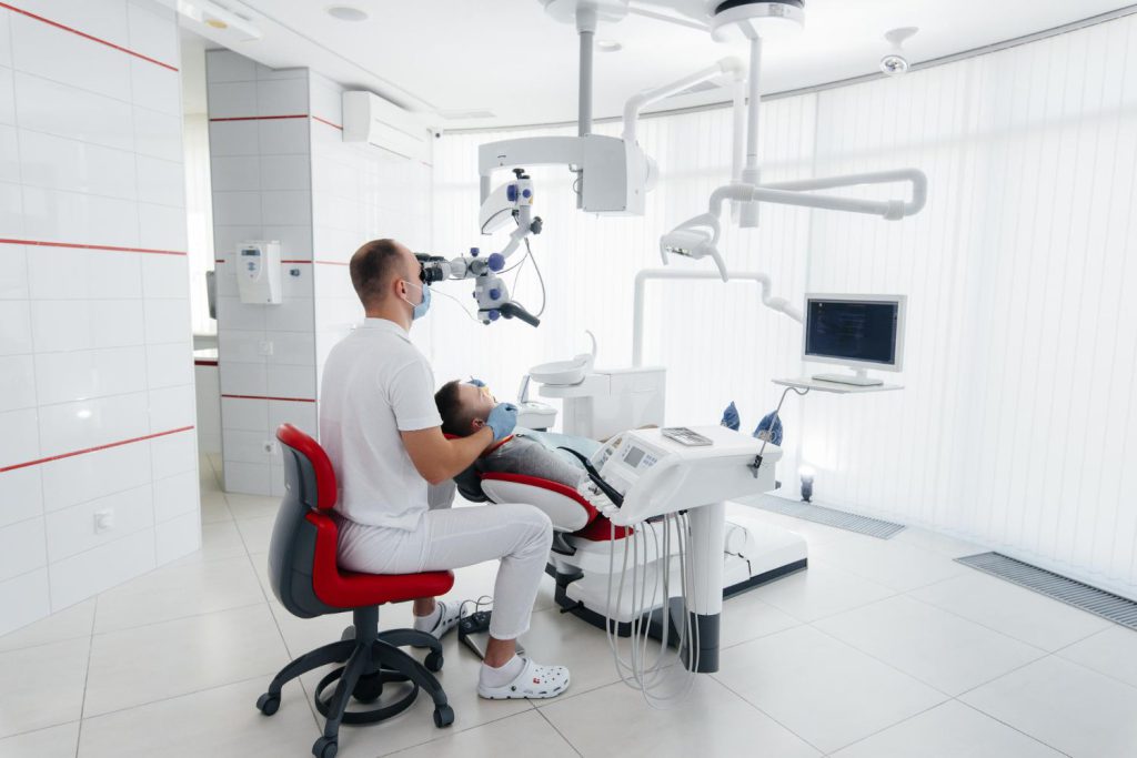 Poznań leczenie pod mikroskopem to podejście, które zmienia sposób, w jaki pacjenci odbierają wizyty u stomatologa
