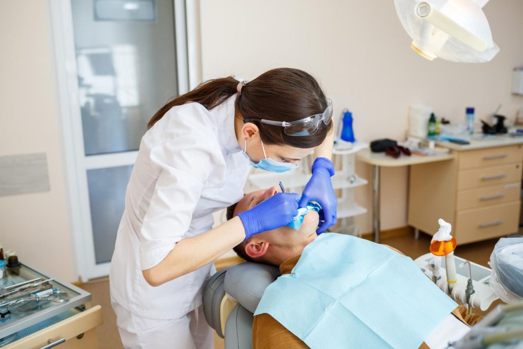 Terapia kanałowa, zwana również leczeniem endodontycznym, jest jednym z najskuteczniejszych sposobów na ratowanie zębów przed usunięciem