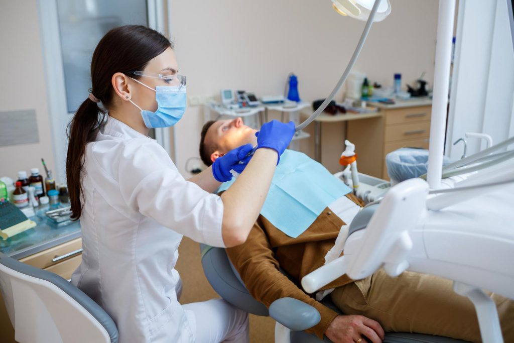 Terapia kanałowa, zwana również leczeniem endodontycznym, jest jednym z najskuteczniejszych sposobów na ratowanie zębów przed usunięciem
