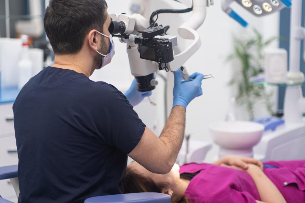 Wybierając leczenie zębów pod mikroskopem Poznań, pacjenci mogą być pewni, że będą pod opieką doświadczonych specjalistów korzystających z najnowszych technologii