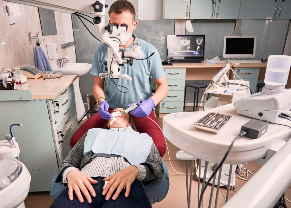 W dzisiejszych czasach stomatologia nieustannie rozwija się i wprowadza nowoczesne technologie, które rewolucjonizują sposób leczenia zębów
