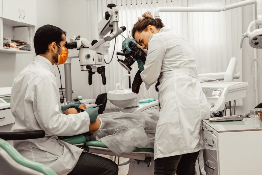 Stomatologia mikroskopowa to nowoczesny sposób leczenia zębów, który daje pacjentom możliwość skorzystania z precyzyjnych zabiegów oraz osiągnięcia pięknego uśmiechu