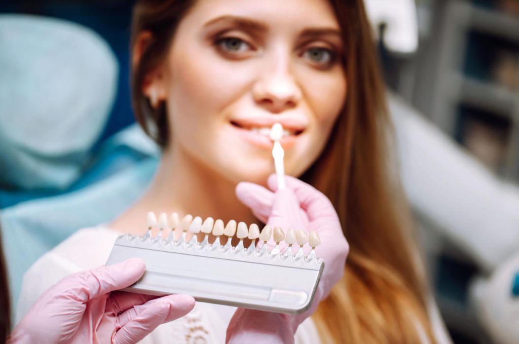 Aby protezy zębowe służyły pacjentom przez długi czas, konieczne jest odpowiednie dbanie o nie