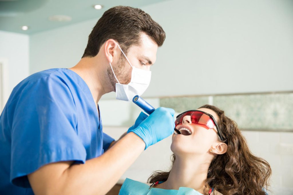 Wizyta w gabinetach stomatologicznych jest jedną z najpopularniejszych metod wybielania zębów