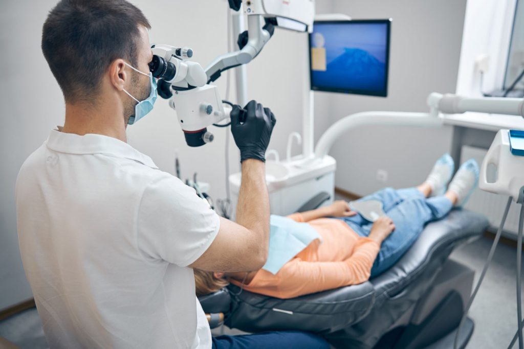 Jeśli jesteś zainteresowany leczeniem zębów przy użyciu mikroskopowego podejścia, ważne jest znalezienie odpowiedniego dentysty, który stosuje tę metodę