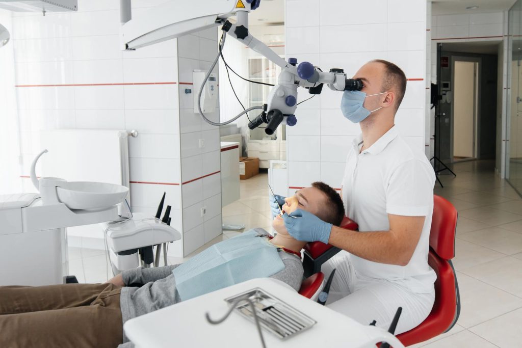 Mikroskopowe leczenie zębów to nie tylko precyzja, ale również skuteczność i minimalny dyskomfort dla pacjenta