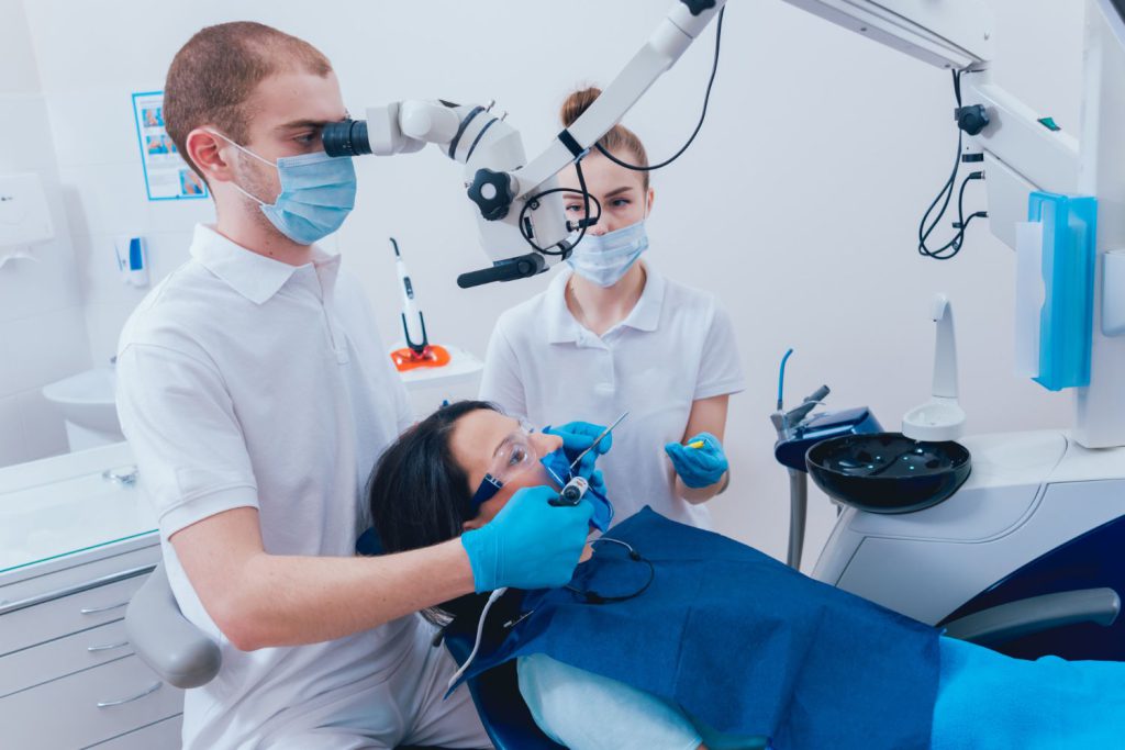 Mikroskop stomatologiczny to nowoczesne narzędzie, które rewolucjonizuje podejście do leczenia zębów