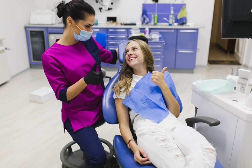 Dbanie o zdrowie jamy ustnej i regularne wizyty u dentysty są niezwykle ważne dla utrzymania pięknego uśmiechu i ogólnego stanu zdrowia